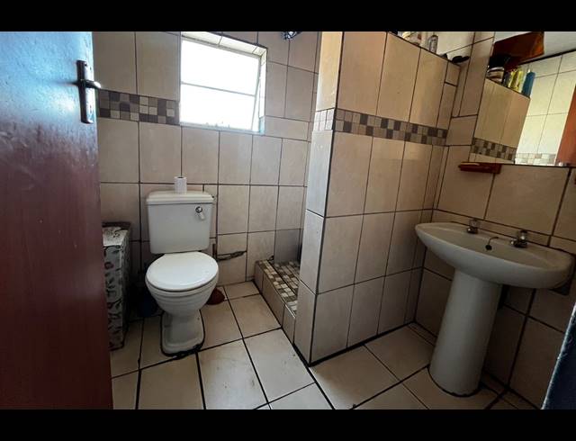 3 BEDROOM FREEHOLD FOR SALE IN MANENBERG